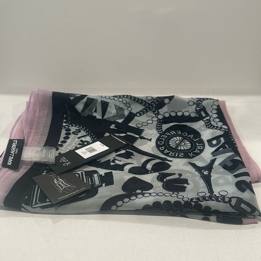 NWT Karl Lagerfeld Paris Scene in Gray and Black and Pink trim. 6ft L x 3ft W